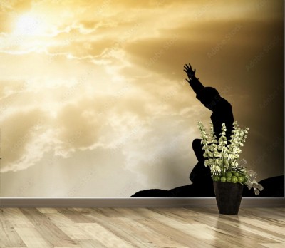 Fototapeta Modlący się mężczyzna na tle pięknego nieba