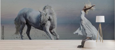 artystyczne-zdjecie-kobiety-z-bialym-koniem