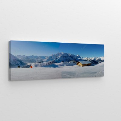 Obrazy do salonu Zimowa panorama z narciarzami i chatą narciarską