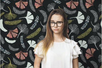 Fototapeta z ciemnym motywem florystycznym do salonu