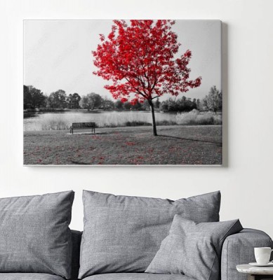 czerwone-liscie-na-samotnym-drzewie-wsrod-czarno-bialej-scenerii