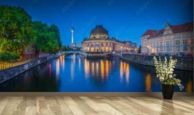 Fototapeta Berlin z wieżą telewizyjną i rzeką Szprewą w nocy