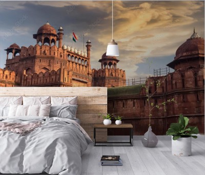 Fototapeta Czerwony Fort Delhi o zachodzie słońca z nastrojowym niebem - miejsce światowego dziedzictwa UNESCO 