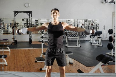 Fototapeta Nowoczesne centrum fitness ze sprzętem treningowym