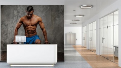 Fototapeta Muskularny facet w niebieskich szortach