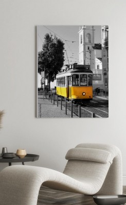 Obraz na płótnie Żółty tramwaj na czarnobiałym tle w Lizbonie