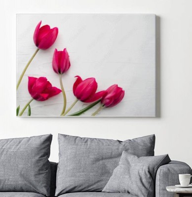 bukiet-rozowych-tulipanow-na-bialym-drewnianym-tle