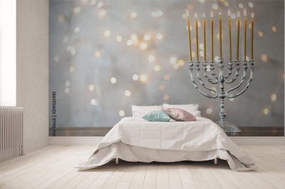 Fototapeta Menora Chanuka ze świecami na stole przed niewyraźne światła