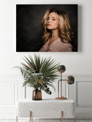 Obraz na płótnie Blondynka ze stylową fryzurą i stylizacją na ciemnym tle