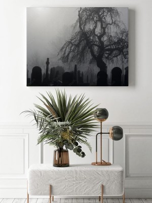 Obraz na płótnie Upiorny stary cmentarz w mglisty dzień