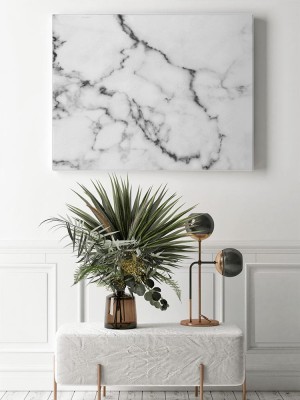 Obrazy do salonu z tłem w postaci białego marmuru