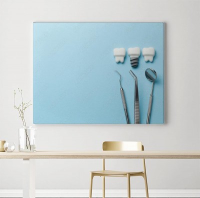 Obraz na płótnie Zdrowe białe zęby i implanty na niebieskim tle