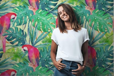 Tapeta Papugi wśród tropikalnych liści