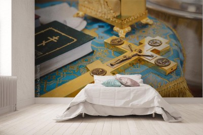 Fototapeta Chrzciny w kościele, złote przybory religijne: Biblia, krzyż, modlitewnik, mszał  Szczegóły w prawosławnym kościele chrześcijańskim