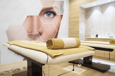 Fototapeta Piękna twarz kobiety w plastrach miodu  Koncepcja spa 