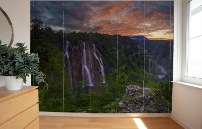 Naklejka na szafę Mglisty i wielobarwny świt nad pięknymi wodospadami w parku jezior plitwickich w Chorwacji