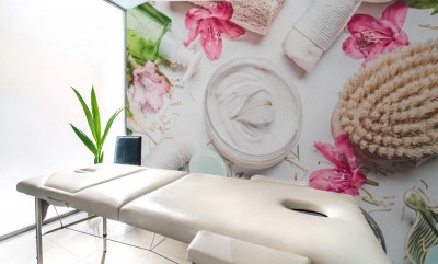 Fototapeta Krem do skóry z płatków kwiatów