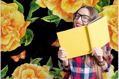 Tapeta Żółty pąk róży na czarnym tle z motylem