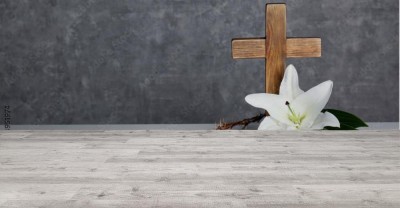 Fototapeta Drewniany krzyż, korona cierniowa i kwiat lilii na stole