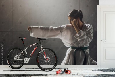 Fototapeta Młoda kobieta w kimono ćwiczy karate