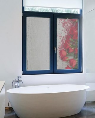 Naklejka na okno łazienkowe z czerwonymi różami na jasnym drewnie