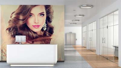 Fototapeta Piękna modelka z długimi kręconymi włosami i biżuterią