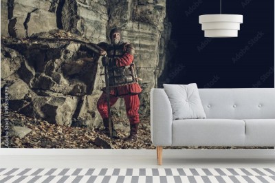 Fototapeta Stary średniowieczny król w zbroi z mieczem