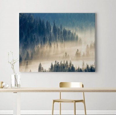 Obraz na płótnie Gęsta, świecąca mgła wśród świerkowego lasu w dolinie