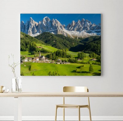 Obraz na płótnie St  Magdalena z kościołem przed górskimi szczytami