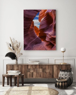 Obraz na płótnie Tajemniczy purpurowy tunel i niebieskie niebo