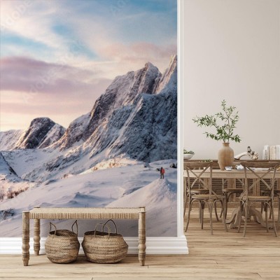 Fototapeta Alpinista stojący na szczycie ośnieżonych gór