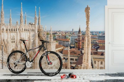 Fototapeta Biała statua na górze Duomo katedry i widok miasto Mediolan