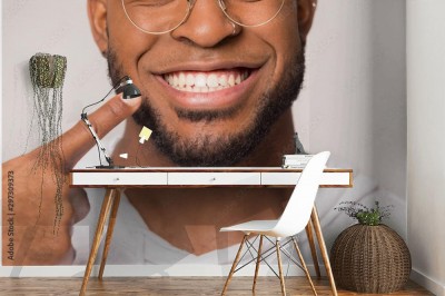 Fototapeta Mężczyzna wskazuje białe zdrowi zęby