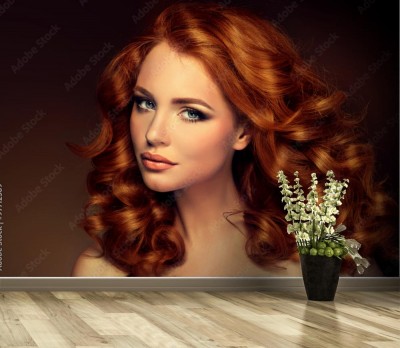 Fototapeta Dziewczyna z długimi czerwonymi falowanymi włosami