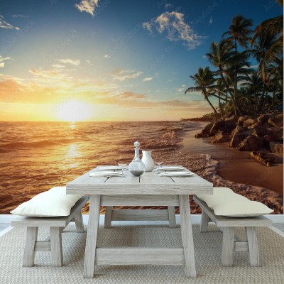 Fototapeta Palmy na tropikalnej plaży przy zachodzącym słońcu