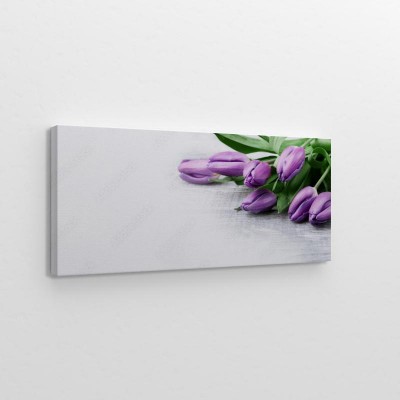 luksusowe-swieze-modne-fioletowe-tulipany-na-drewnianym-tle