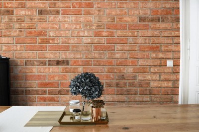 Fototapeta Mur z cegły z pomarańczowymi, brązowymi i białymi cegłami