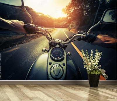 Fototapeta Motocykl na pustej asfaltowej drodze