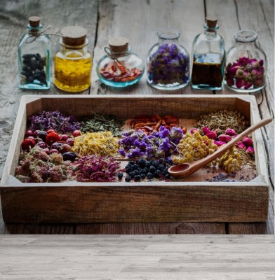 Fototapeta Zioła lecznicze w drewnianym pudełku