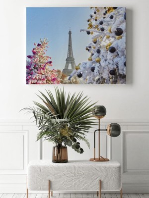 Obraz na płótnie Choinka pokryta śniegiem na tle Wieży Eiffla w Paryżu