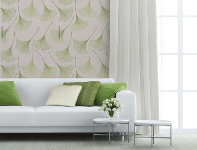 Fototapeta z kwiatowym wzorem z zielonych liśćmi miłorzębu na jasnym tle