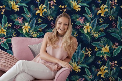 Tapeta Tropikalny kwiatowy wzór z liśćmi hibiskusa i palmy na ciemnoniebieskim tle