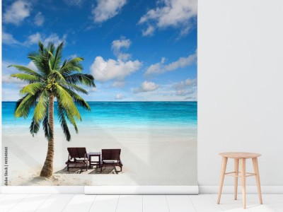 Fototapeta Relaks pod palmą na odległej plaży