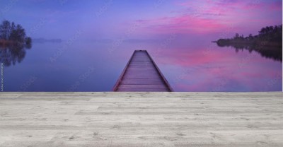 Fototapeta Molo na spokojnym jeziorze o świcie w Holandii