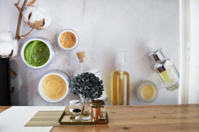 Fototapeta Naturalne kosmetyki do pielęgnacji skóry na stole z białego marmuru
