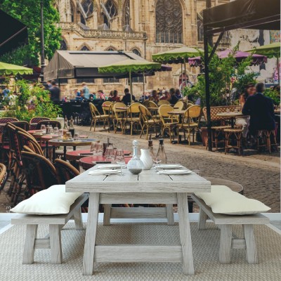 Fototapeta Przytulna ulica ze stolikami kawiarni w Paryżu