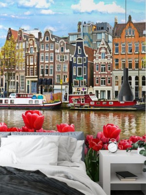 Fototapeta Piękny krajobraz z tulipanami i domami w Amsterdamie