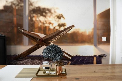 Fototapeta Rehal z otwartym Koranem na muzułmańskim dywanie modlitewnym w pomieszczeniu