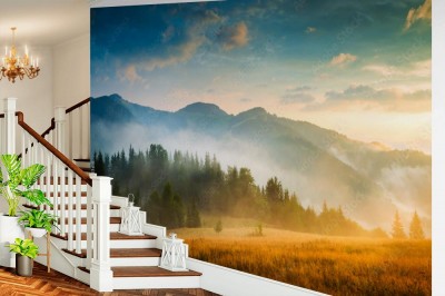 Fototapeta Niesamowity górski krajobraz z mgłą i stogiem siana