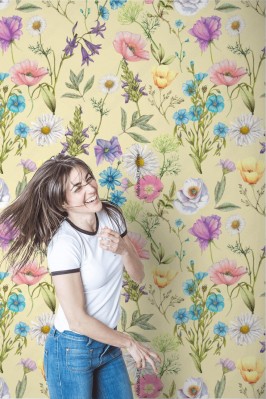 Tapeta Kwietna polana na żółtym tle